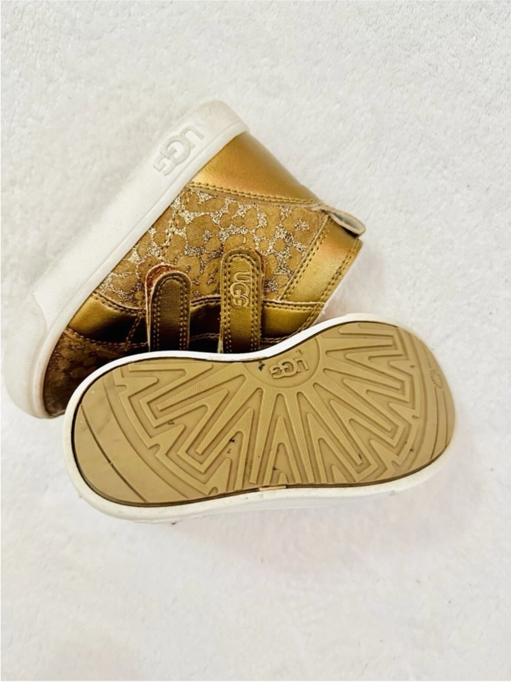 UGG Girl Very Cute Boots Sneakers Warm Size 8 Gold - Picture 3 of 6